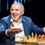 הלוגו – אלוף העולם בשחמט גארי קספרוב/שחר אלוני