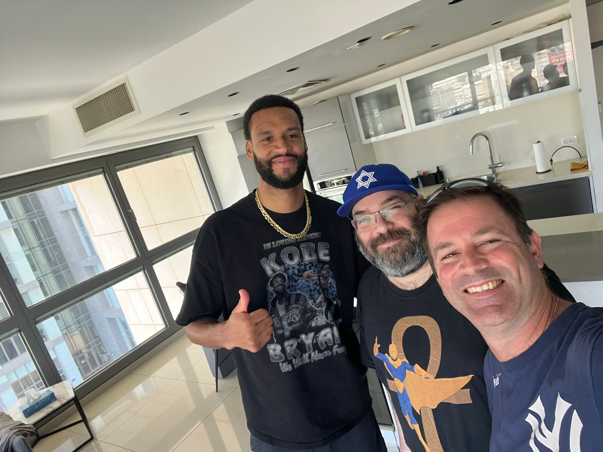 A Kosher Hot Dog: אורח מכדור אחר / ארז שץ ויוני לב ארי