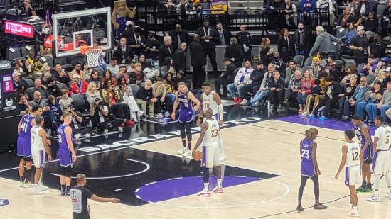 דילמת השועל, שובו של המלך, וקואץ' בראון  / סקרמנטו-לייקרס, סיקור מהאולם, אלדד בן-משה