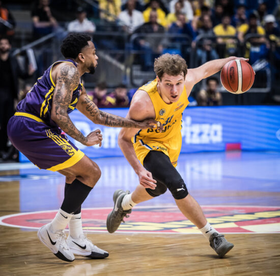 סיקור מהשטח למכבי ת"א – הפועל חולון ומבט ממעוף הציפור על המחזור ה-21 בליגת ווינר / אילן אגינסקי