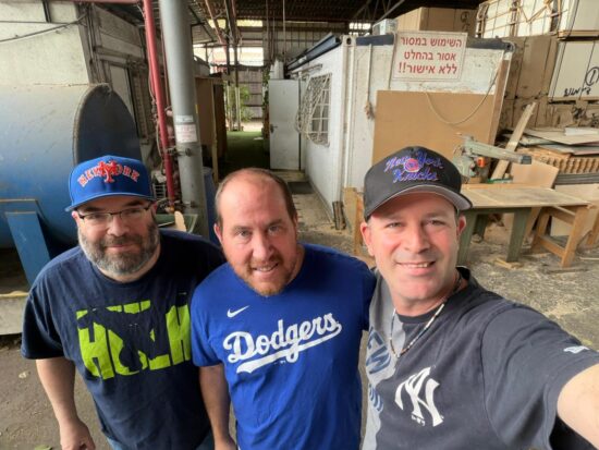 A Kosher Hot Dog: עידן חדש-ישן במערב / ארז שץ ויוני לב ארי